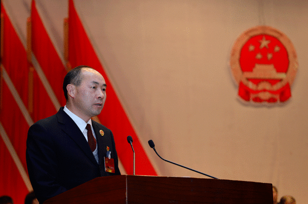 檢察長瞿偉在易門縣第十七屆人民代表大會(huì)第二次會(huì)議上做報(bào)告